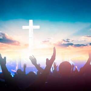 Pastor Juan Pérez liderando la iglesia